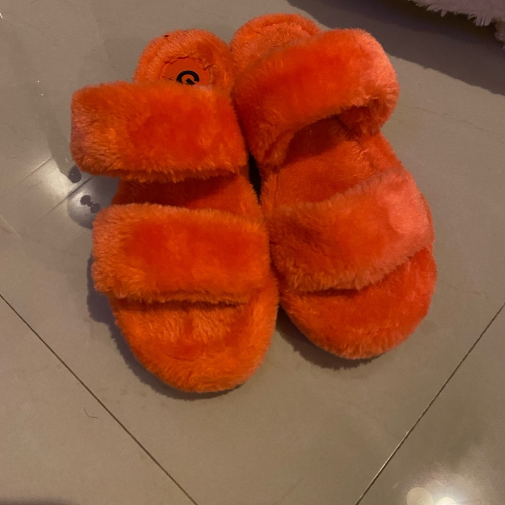 GBG fluffy sandals with heel.